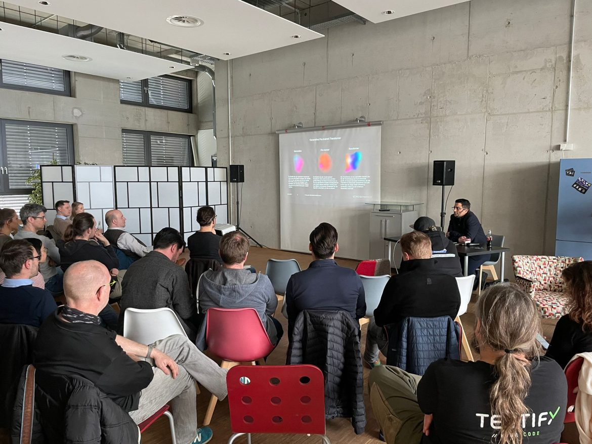 Das Publikum sitzt und hört den Vortrag von Hamid über Chat GPT