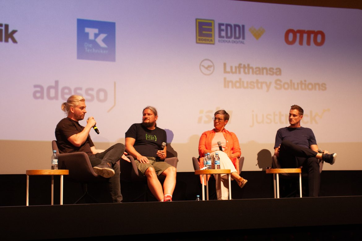 Speaker Panel "Reframing Burnout" von links nach rechts, Martin Westphal, Roland Golla, Suanne Neunes und Marcell Jansen. Code Talks 2023