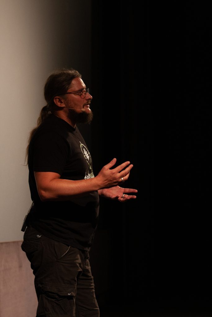 Seitliche Nahaufnahme von Roland Golla während eines Vortrags auf der Bühne der code.talks.
