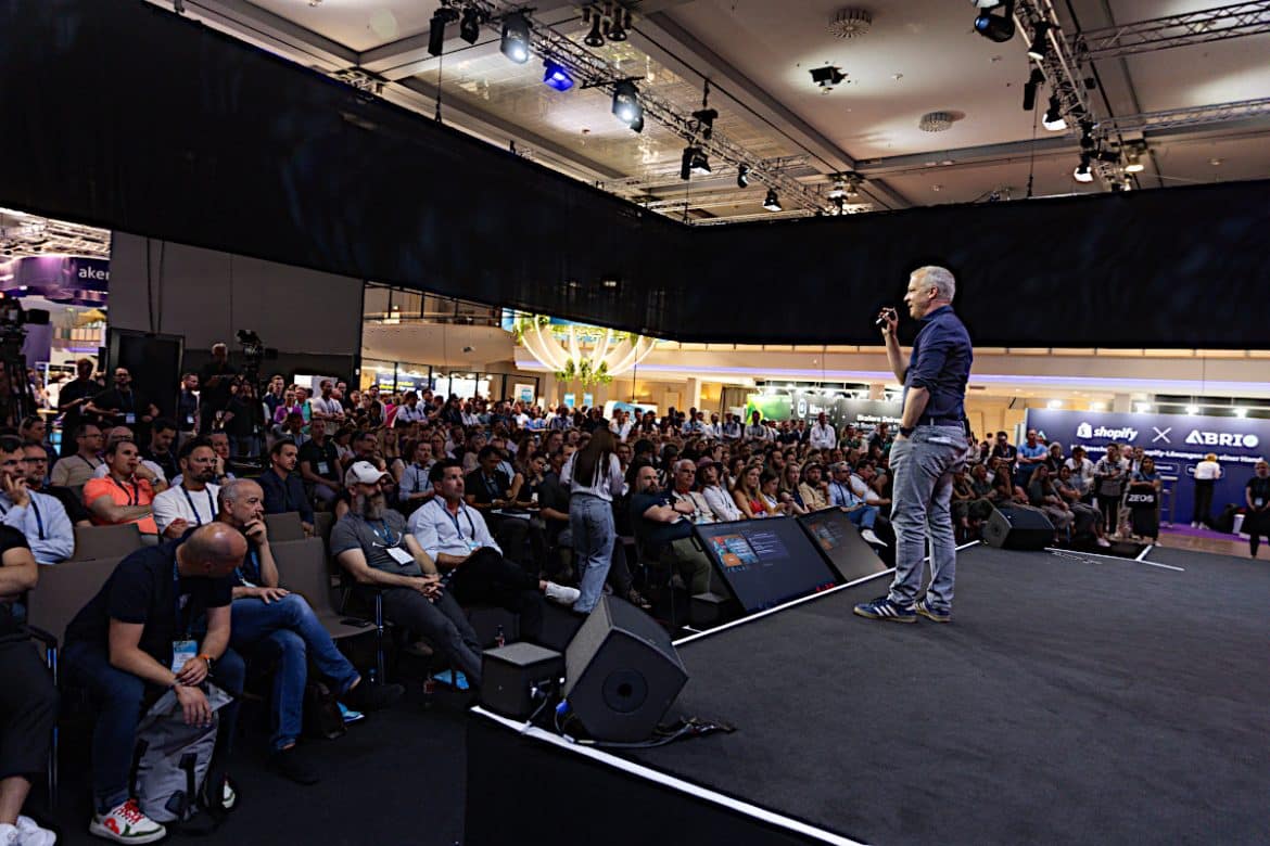 K5 Deep Dive Stage Talk mit einem Speaker vor einem großen Publikum K5 Deep Dive Stage Talk mit einem Speaker vor einem großen Publikum