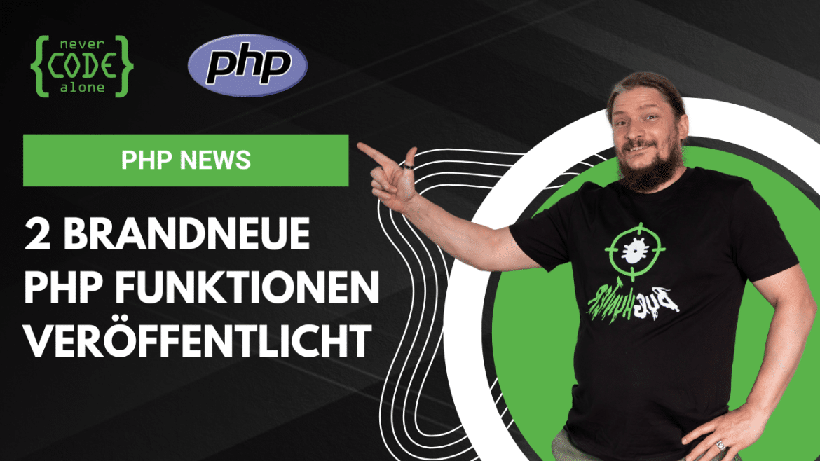 Roland Golla von 'never {CODE} alone' lächelt und zeigt mit dem rechten Zeigefinger auf einen grünen Balken mit der weißen Aufschrift 'PHP NEWS'. Darunter, links im Bild, steht in großen weißen Buchstaben '2 BRANDNEUE PHP FUNKTIONEN VERÖFFENTLICHT'. Oben links ist das 'never {CODE} alone' Logo in Grün und das offizielle PHP-Logo in einem blau-lila Oval zu sehen. Der Hintergrund des Bildes ist dunkelgrau/schwarz mit stilisierten weißen, geschwungenen Linien und einem großen grünen Kreiselement, vor dem Roland teilweise steht. Er trägt ein schwarzes T-Shirt mit einem grünen 'Bug Hunter'-Motiv.